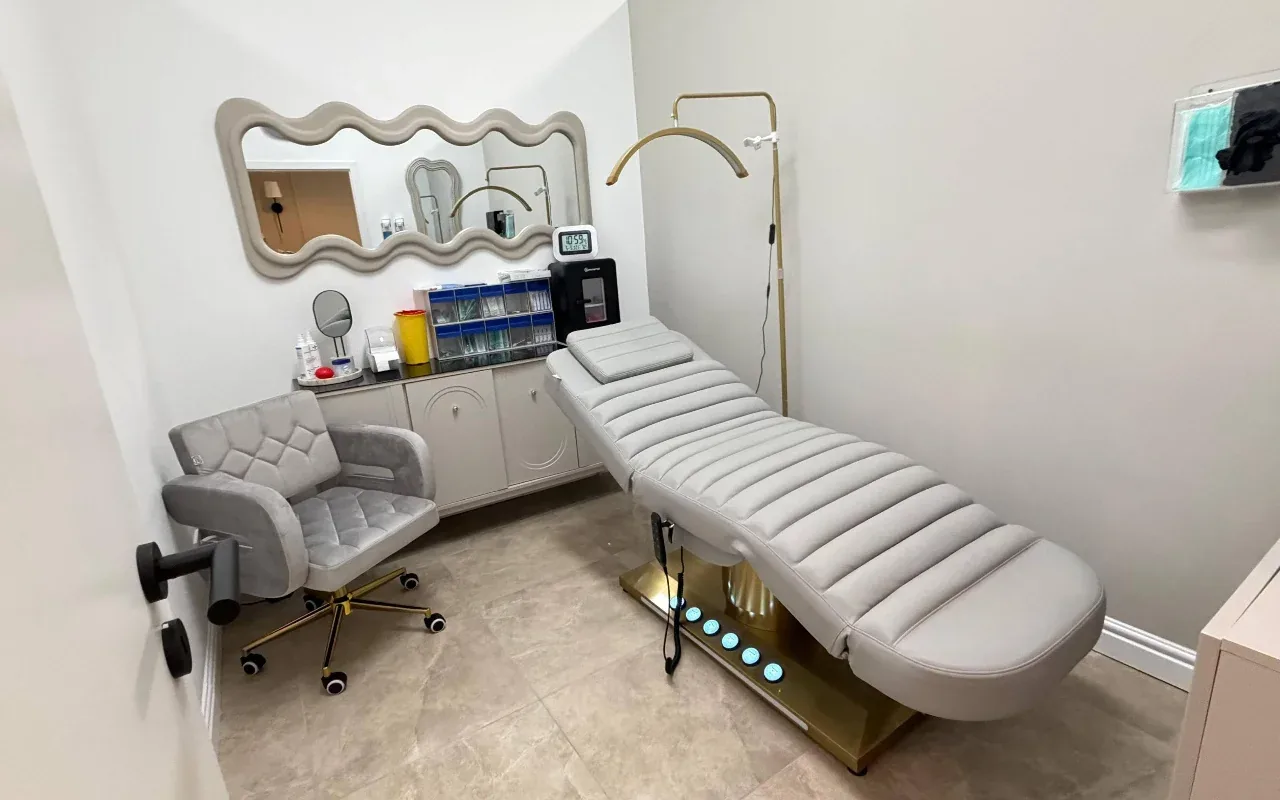Lash-Arbeitsplatz mit goldener Wimpernlampe und Samtliege