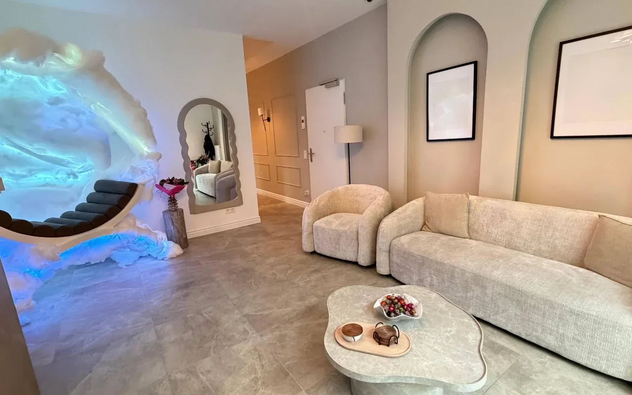 Die beleuchtete Cloud-Lounge von Master of Beauty