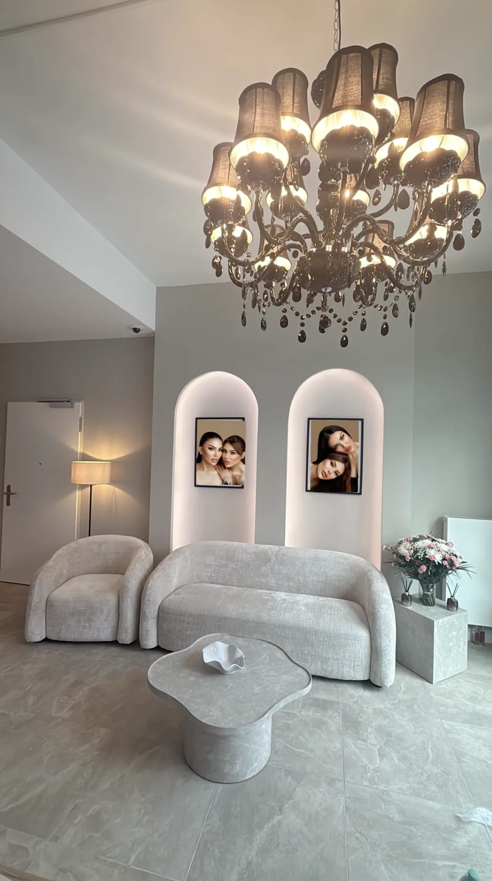 Der Salon von Master of Beauty — Kronleuchter, beleuchtete Bögen und Samt-Lounge